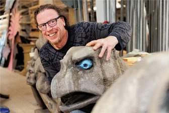 Was die Besucher beim Märchenfilmfestival "Fabulix" erwartet - Er zähmt alle wilden Fabelwesen: Alexander Müller-Leichsner. Als Dekorateur des Eduard-von-Winterstein-Theaters kennt er sich schließlich aus mit Drachen, Feen und verhexten Wesen. Er ist der Ausstattungsleiter für das Festivalgelände bei der dritten Fabulix-Auflage. 