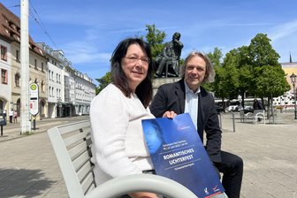 Was die Besucher beim Romantischen Lichterfest am Zwickauer Schwanenteich erwartet - Thomas Synofzik und Angela Hofmann stellen das Programm fürs diesjährige Lichterfest vor.