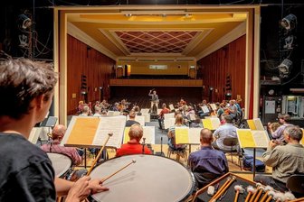 Was die Besucher in der neuen Konzertsaison erwartet - Die Musikerinnen und Musiker der Erzgebirgischen Philharmonie proben im Kulturhaus Aue für die neue Konzertsaison. In die starten sie am Samstag mit dem ersten von zehn Philharmonischen Konzerten. Die stehen in dieser Saison ganz im Zeichen der Romantik. 