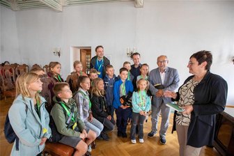Was die Bewohner der Plauener Kinderstadt beim Rathausbesuch alles wissen wollten - Vertreter der Kinderstadt haben am Donnerstag die Plauener Stadtverwaltung besucht. Sie wurden im Rathaus von Baubürgermeisterin Kerstin Wolf begrüßt. An ihrer Seite: SPD-Stadtrat Bernd Stubenrauch und CDU-Fraktionschef Jörg Schmidt.