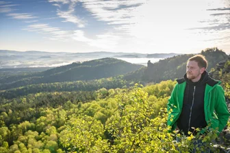 Was die CDU den Sachsen nach der Landtagswahl verspricht - Kein Wahlplakat, obwohl es so aussieht: Sachsens CDU-Chef und Ministerpräsident Michael Kretschmer (CDU) am Dienstagmorgen bei einer Wanderung vor einer Kabinettssitzung in der Sächsischen Schweiz.