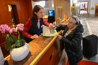 Was die Chemnitzer Hotels von 2025 erwarten und wo es am 18. Januar noch freie Zimmer gibt - Rezeptionistin Lisa Rank zeigt Ilona Düber im Hotel Chemnitzer Hof interessante Orte in der Stadt.