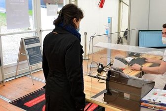 Was die Coronatests in der Region Mittelsachsen kosten - Stura-Geschäftsführer Gordon Guido Oswald an der Anmeldung im Testzentrum der Hochschule Mittweida.