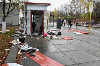 Was die Ermittlungen der Polizei nach der jüngsten Automaten-Sprengung in Plauen bislang ergaben - Der zerstörte Sparkassen-Container in Plauen am Morgen nach der Sprengung eines Geldautomaten: Trümmer flogen bis zu 30 Meter weit. Zum Glück war bei der Detonation niemand in der Nähe. 