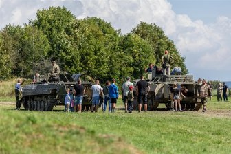 Was die Fans von Militärtechnik im vogtländischen Neustadt erwartet - Fans von Militärfahrzeugen kommen am Samstag am Neustädter Bezelberg auf ihre Kosten. Es steigt wieder das „Manöver Frühauf“.