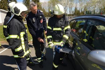 Was die Feuerwehren von Auerbach im Waldpark Grünheide geübt haben - Zum Trainingswochenende der Auerbacher Feuerwehren im Waldpark Grünheide gehörte es auch, Autotüren mit einem Rettungsspreizer zu öffnen, damit Verletzte geborgen werden können.