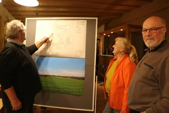 Was die Fröbersgrüner Bürger von den geplanten Solarparks vor ihrer Haustüre halten - Bernd Antkowiak, Ramona Forner und Winfried Dressel (von links) an einer der Schautafeln.