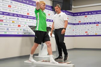 Was die Fußballer des FC Erzgebirge Aue bei der Leistungsdiagnostik zu absolvieren hatten - Es wurde gemessen, gewogen, gerannt und gesprungen: Die Fußballer des FC Erzgebirge Aue haben am Freitag zum Start der Saisonvorbereitung eine Leistungsdiagnostik absolviert. Hier in Aktion Neuzugang Eric Weinhauer (links) und Physiotherapeut Christian Puschmann.