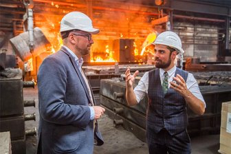 Was die IHK-Chefs nach der Landtagswahl in Sachsen erwarten - Landespolitik und IHK: Wirtschaftsminister Martin Dulig im Vorjahr auf Besuch beim Geschäftsführer der Gießerei Lößnitz, dem Chemnitzer IHK-Präsidenten Max Jankowsky.