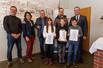 Was die Jugend im Erzgebirge an Mathematik begeistert - Peter Hasse und Doris Kalkbrenner freuen sich mit Annaberg-Buchholz' Oberbürgermeister Rolf Schmidt, Steve Ittershagen vom Verein Welterbe Montanregion Erzgebirge und Erzgebirgs-Landrat Rico Anton (von links), dass der Adam-Ries-Wettbewerb weitergeht. Mit dabei sind in diesem Jahr unter anderem Laura, Benny und Andjel.