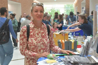 Was „die klügste Nacht“ in Freiberg so anziehend macht - Franziska-J. Klebôn war zur Nacht der Wissenschaft und Wirtschaft in Freiberg aus der Schweiz angereist. Sie hat in der Silberstadt studiert und schaute sich am Sonnabend auch in der neuen Unibibliothek der TU Bergakademie um. Neben den Hörsälen und Leseräumen gab es hier auch Vorführungen zu sehen.