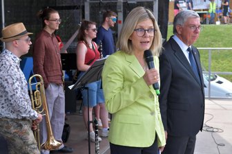 Was die künftige Rektorin der Bergakademie in Freiberg jetzt schon zu sagen hat - Zur Eröffnung des Sommerfests an der TU Bergakademie Freiberg stellte Rektor Klaus-Dieter Barbknecht (re.) seine Nachfolgerin, Jutta Emes (vorn), erstmals öffentlich vor.