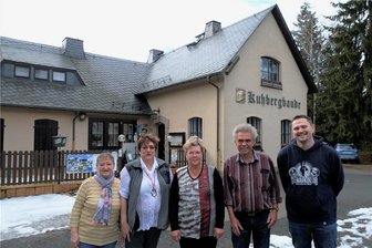 Was die Kuhbergbaude in Netzschkau als Ausflugslokal besonders macht - Das aktuelle Team der Kuhbergbaude: (von links) die Kellnerinnen Dagmar Schneegaß und Ina Preiwuß sowie die Wirtsfamilie mit Evelyn, Christian und Christoph Müller.