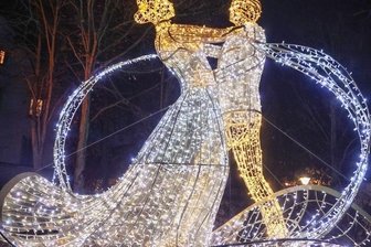 Was die Lichterschau "Lumagica" bietet - Die Grafen Vitzthum von Lichtenwalde tanzen im Park - oder sind es Ritter Harras und seine Angebetete? Besucherinnen und Besucher können selbst die Antwort suchen.