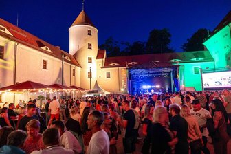 Was die Mittelsachsen am Wochenende erleben können - Mit einer Ü-30-Disco sind Freiberger Sommernächte 2025 eröffnet worden. Nun folgen Konzerte.
