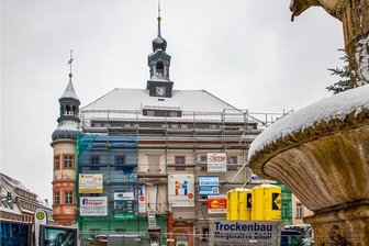 Was die Oederaner 2022 bauen wollen - Der Um- und Ausbau des Oederaner Rathauses geht auch 2022 weiter. Insgesamt kostet das Vorhaben 5,2 Millionen Euro. Derzeit ist die Stadtverwaltung noch im Übergangsquartier in der Gerichtsstraße 18 untergebracht. Bauamtsleiterin Petra Wolf hatte im August angekündigt, dass der Umzug zum Markt für Oktober 2022 geplant sei. 