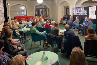 Was die Plauener jetzt im Vogtlandtheater „Über Menschen“ erfahren - Großes Interesse bestand am Donnerstagabend zur Stückeinführung im Vogtlandtheater. Komponist Sebastian Undisz, Regisseur Jan Jochymski, Dramaturgin Isabel Stahl und Bühnenbildnerin Kerstin Laube (v. l.) standen Rede und Antwort.