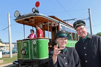 Was die Plauener Straßenbahn bei ihrer Auktion zum Jubiläum alles versteigert hat - Zum Straßenbahn-Jubiläum luden Antje Müller und ihr ehemaliger Fahrlehrer Rainer Fickert im Betriebshof Wiesenstraße zu Sonderfahrten mit dem Tram-Oldtimer ein.