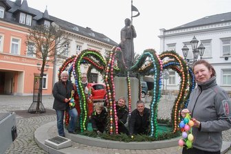 Was die Plauener über Ostern in der Region unternehmen können - Viele Orte im Plauener Umland haben sich österlich herausgeputzt. Wohlwollend schaut beispielsweise der Elsterberger Stadtgründer Ritter Reyer auf die Osterkrone herab, mit der der Brunnen auf dem Marktplatz geschmückt wurde. Bereits zum fünften Male hat der örtliche Gewerbeverein hierfür mit anderen Helfern angepackt. Girlanden aus frischem Fichtenreisig wurden ans Grundgestell gebunden. Ebenso etwa 2500 Eier. 