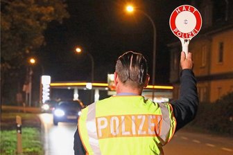 Was die Polizei in der dunklen Jahreszeit empfiehlt - Ein Ordnungshüter winkt die Autos zur Kontrolle heraus.