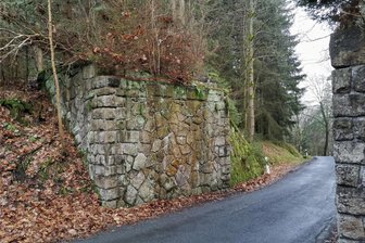 Was die Räte im Oberland kurz vor Weihnachten beschäftigt - An der Straße Adorf-Gettengrün steht ein Brückenrest: Hier soll der Mockelbahn-Radweg verlaufen.