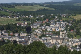 Was die Stadt Markneukirchen von ihren Einwohnern wissen will - Blick von der Bismarcksäule auf das Stadtzentrum von Markneukirchen.