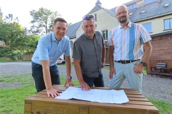 Was die Turnhallen-Retter im Werdauer Ortsteil Steinpleis jetzt vorhaben - Gunnar Enke, Thomas Reißner und Christian Weber (von links) vom Förderverein über den Bauplänen für das neue Vereins- und Bürgerbegegnungszentrum, das im Wohnbereich der Steinpleiser Turnhalle entstehen soll.