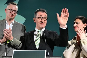 Was die Wahlen in Baden-Württemberg für die Politik des Bundes bedeuten - Cem Özdemir (Bildmitte) in Siegerlaune bei der Wahlparty der Grünen: Er wird wohl der nächste Ministerpräsident in Baden-Württemberg werden.