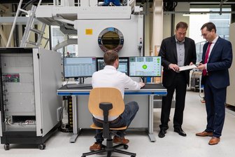 Was die Wasserstoff-Forschungsfabrik im Chemnitzer Fraunhofer-Institut schon alles kann - Abteilungsleiter Frank Riedel (hinten links) und Frank Schüßler, Geschäftsführer von Steigerwald Strahltechnik, begutachten eine Bipolarplatte an einer Elektronenstrahl-Schweißanlage am Fraunhofer IWU.