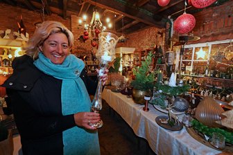 Was die weihnachtliche Glitzerwelt von Falkenstein zu bieten hat - In der ehemaligen Schmiede gibt es jede Menge Deko- und Geschenkideen zu entdecken. Korinna Ernst lädt zum Stöbern ein.
