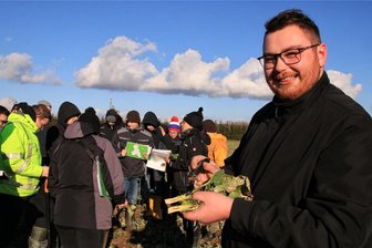 Was die Zusammenarbeit der Plauener Fachschule für Landwirtschaft mit vielen Praxisbetrieben bringt - Die Fachschüler, zu der auch Martin Zeh gehört, beschäftigten sich in Waldkirchen mit Winterraps.