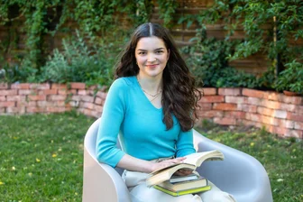 Was diese junge Plauenerin aus ihrem Abitur mit Traumnote 1,0 machen will - Lesen ist neben Gerätturnen und Malen ein Hobby der Plauener Eins-Nuller-Abiturientin Lillian Tepper.