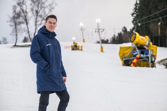 Was diesen Skihang im Erzgebirge zum kleinen Paradies für Wintersportfans macht - Sandro Ernst sorgt mit vielen Ehrenamtlern für eine weiße Skipiste am Lößnitzer Lift.