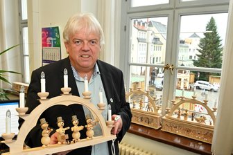 Was Dieter Greysinger über Dubai-Schokolade, den Landratsposten und die nächste Bürgermeisterwahl in Hainichen sagt - In der Weihnachtszeit hat Hainichens OB Dieter Greysinger in seinem Amtszimmer natürlich Figuren aus dem Schneemannland aus dem Ortsteil Riechberg um sich.