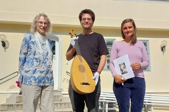 Was ein angehender Instrumentenbauer aus Braunschweig in Markneukirchen fand und restaurierte - Hana Jordan, die Tochter des Markneukirchner Gamben- und Lautenmachers Hans-Hennig Jordan (1905-1979), mit Miro Zahirovic, der ein Instrument ihres Vaters aus dem Jahr 1934 restaurierte, und Friederike Philipson-Stöckel, die 2018 ihre Abschlussarbeit über Jordan geschrieben hatte.