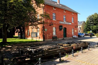Was ein Dorf im Vogtland mit der Museumsbahn Schönheide zu tun hat - Ein Rollwagen erinnert noch an den einstigen Bahnbetrieb in Rothenkirchen.