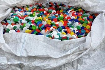 Was ein Ex-IHK-Präsident an Flaschendeckeln toll findet - 100 Kilogramm wiegt dieser prall gefüllte Sack. Die Deckel werden recycelt.
