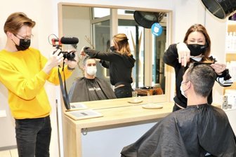 Was ein Friseursalon auf Youtube will - Max Porstmann an der Kamera fängt die Arbeit von Friseurmeisterin Doreen Gamm ein. Sie bedient den Kunden Amadeus Veit. Nach Fertigstellung des kleinen Streifens ist er auf dem Youtube-Kanal des Stadtmarketingvereins Oederan zu sehen.