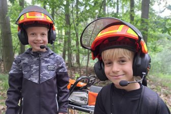 Was ein Göttinger Fahrradlenker mit den Waldjugendspielen in Augustusburg zu tun hat - Nachdem die Technik rund um Kettensägen und Pflanzgeräten besprochen wurde, durften die Kinder bei den Waldjugendspielen in Augustusburg auch Helme mit Headsets ausprobieren.