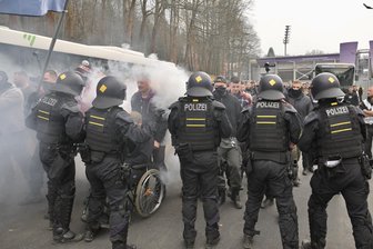 Was ein Großaufgebot der Polizei am Erzgebirgsstadion in Aue macht - Ein fiktives Fußballspiel hat zahlreiche Polizisten am Montag am Erzgebirgsstadion in Aue gefordert.
