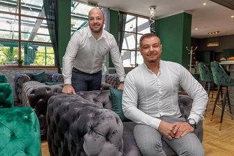 Was ein israelischer Investor mit dem Parkhotel "Waldschlösschen" in Buchholz vorhat - Ori Fastlich (l.) und Karol Balog haben mit dem Parkhotel "Waldschlösschen" einiges vor. Nach dem Verkauf wurde einige Wochen renoviert. Nun hat es für Hotel- und Restaurantgäste geöffnet. 