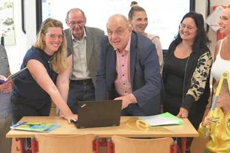 Was ein Leiter von Freiberger Oberschulen von Abordnungen hält - An der Winkler-Oberschule in Freiberg unterrichten auch Grundschullehrer. Für Schulleiter Jens Gernegroß (4.v.li.) ist es eine wichtige Unterstützung.
