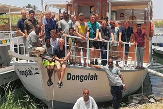 Was ein Limbach-Oberfrohnaer am Nasser-Stausee erforscht - Jens Hering (am Bug stehend mit blauem Hemd) mit seinem Forschungsteam und der nubischen Crew im Juni 2022 in Abu Simbel.