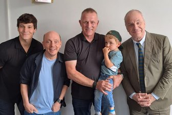Was ein Nussknackerkönig aus Neuhausen an der Waterkant macht - Im Studio: Wincent Weiss (v. l.), Bernhard Hoecker, Uwe Löschner mit Sohn Carl und Hubertus Meyer-Burckhardt. Foto: Manja Jaehne