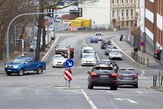 Was ein Paar aus Dachau in Plauen erlebte: Rotlicht-Posse ohne Happy End - Ortskundige steuern die Plauener Kreuzung Stresemann-/Hammerstraße samt ihren komplexen Regelungen mit einem gewissen Respekt an, für Auswärtige ist sie umso kniffliger. Der Umgang mit einem Rotlichtverstoß, der nach Entscheidung des Amtsgerichtes als erwiesen gilt, wirft Fragen auf.