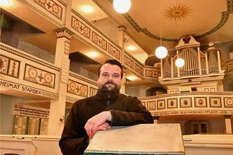 Was ein Stadtmensch am Landleben schätzt: Dieser Abschied fällt dem Pfarrer vom Striegistal schwer - Pfarrer Sebastian Schirmer in der Kirche in Bockendorf. Hier wird demnächst die Decke saniert. Der Seelsorger hatte sich lange um Fördermittel bemüht. 