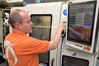 Was ein Unternehmer aus dem Erzgebirge aus der großen Welt mitbringt - Hightech unter der Haube. Detlef Eibisch an einer seiner Werkzeugmaschinen, die Stahlbolzen zu Bohrern schleifen.