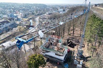 Was ein Vogtländer mit der „Geistervilla“ von Werdau vor hat: „Ich weiß, dass mich einige für verrückt erklären“ - Jahrelang lag die Villa am Rahmenberg in Werdau im Dornröschenschlaf. Seit rund 14 Tagen steht jetzt ein Kran auf dem Gelände.