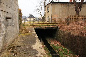 Was ein Vogtlanddorf mit seiner unsichtbaren Brücke macht - Ab dem Kirchplatz ist der Wernesbach komplett überbaut.