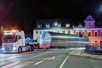 Was eine Adorfer Firma mit vier neuen Silos für Kunststoffgranulat vor hat - Schwerlasttransporter bugsierten die riesigen Silos durch bis ins Vogtland. Im Bild ist ein Transport an der Adorfer Elsterbrücke nahe der Firma Naue zu sehen.